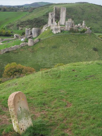 Foto de The famous castle ruins at Corfe in the Purbecks in England - Imagen libre de derechos