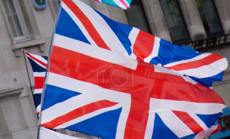 Téléchargez les photos : Gros plan d'un vol syndical pour Union Jack flottant dans la brise, le drapeau national du Royaume-Uni - en image libre de droit