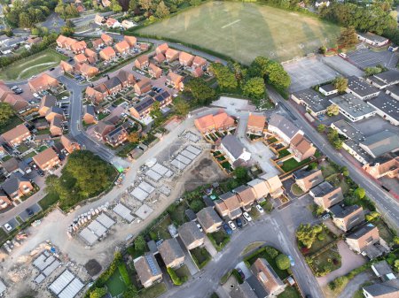 Foto de Nuevas casas y casas que se están construyendo en el borde de una ciudad existente en Corfe Mullen Dorset que muestra la ubicación semirural - Imagen libre de derechos