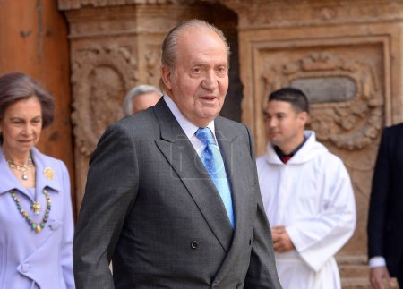 Téléchargez les photos : Le roi d'Espagne Don Juan Carlos et d'autres membres de la famille royale espagnole assistent à la messe de Pâques dans la cathédrale de Palma de Majorque le 20 avril 2014 - en image libre de droit