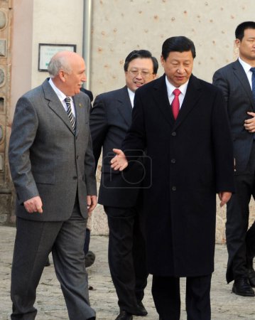 Foto de El actual presidente de China, Xi Jinping, durante una visita a Mallorca, España, en 2010 cuando era vicepresidente, acompañado por otros políticos chinos y españoles. - Imagen libre de derechos