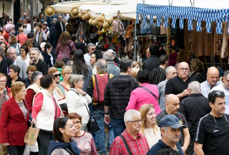Téléchargez les photos : Inca, Majorque, Espagne. 17 novembre 2022. Les gens se promènent dans les stalles de la Foire Inca, à Majorque, connue sous le nom de "Dijous Bo". - en image libre de droit