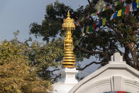 Kleine Stupa mit Baum und Himmel als Hintergrund in Swayambhunath, Kathmandu, Nepal