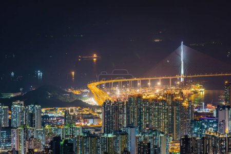 Téléchargez les photos : Vue imprenable sur la nuit du pont Stonecutters et la région de Lai Chi Kok à Hong Kong, Kowloon - en image libre de droit