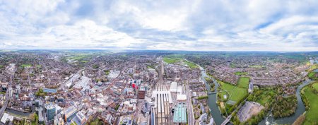 Téléchargez les photos : Vue panoramique imprenable sur le chemin de fer et le centre-ville Reading, Berkshire, Angleterre du Sud, Royaume-Uni, de jour, printemps - en image libre de droit