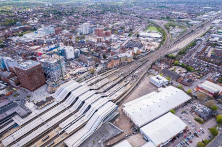 Téléchargez les photos : Vue imprenable sur le chemin de fer et le centre-ville de Reading, Berkshire, Angleterre du Sud, Royaume-Uni, de jour, printemps - en image libre de droit
