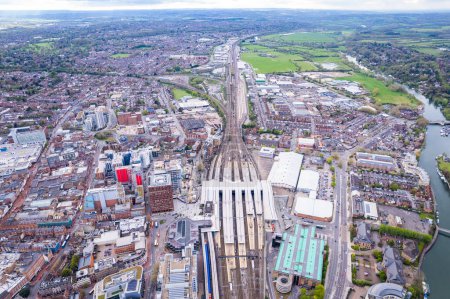 Téléchargez les photos : Vue imprenable sur le chemin de fer et le centre-ville de Reading, Berkshire, Angleterre du Sud, Royaume-Uni, de jour, printemps - en image libre de droit