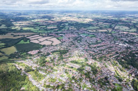Téléchargez les photos : Belle vue aérienne sur le centre-ville, grande rue de Great Malvern, Le célèbre village de plein air et touristique, Angleterre, Royaume-Uni - en image libre de droit