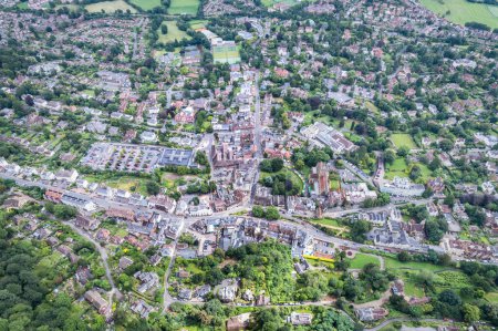 Téléchargez les photos : Belle vue aérienne sur le centre-ville, grande rue de Great Malvern, Le célèbre village de plein air et touristique, Angleterre, Royaume-Uni - en image libre de droit