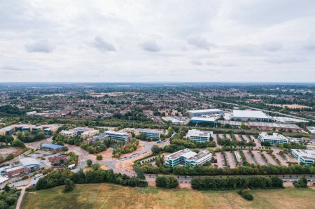 Téléchargez les photos : Vue aérienne de la zone commerciale du côté est de Reading, Berkshire, Angleterre, Royaume-Uni - en image libre de droit