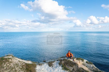 Téléchargez les photos : Randonneur sur les célèbres rochers Old Harry, le point le plus à l'est de la côte jurassique, un site du patrimoine mondial de l'UNESCO, Royaume-Uni. Soirée heure d'or - en image libre de droit
