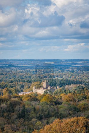 Foto de Increíble vista del castillo Highclere, ubicado en Newbury, Berkshire, Reino Unido, durante el día de otoño - Imagen libre de derechos