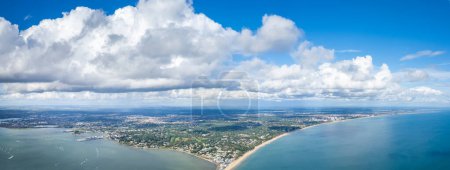Téléchargez les photos : Vue aérienne imprenable sur Sandbanks Beach et Cubs Beach à Bournemouth, Poole et Dorset, Angleterre. Grand angle de jour - en image libre de droit