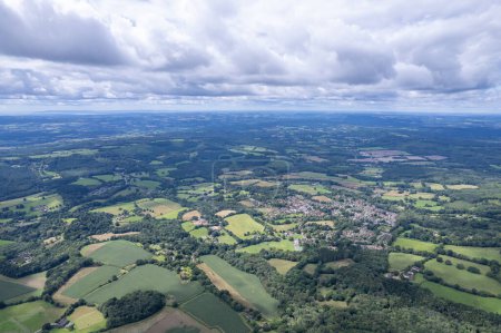 Téléchargez les photos : Vue aérienne imprenable sur la campagne de Haslemere, Angleterre, été de jour - en image libre de droit