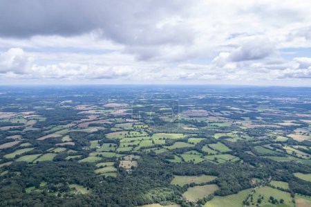 Téléchargez les photos : Vue aérienne imprenable sur la campagne de Haslemere, Angleterre, été de jour - en image libre de droit