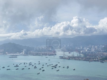 Téléchargez les photos : Belle vue aérienne du pont Stonecutters et Tsing Yi, Hong Kong, de jour - en image libre de droit
