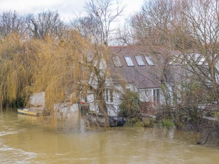 Téléchargez les photos : Paysage urbain en graves inondations le long de la rivière près de la Tamise de Caversham, zone de lecture du Berkshire, Angleterre, Royaume-Uni - en image libre de droit