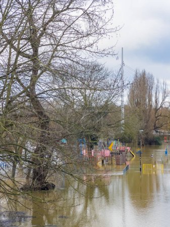 Téléchargez les photos : Paysage urbain en graves inondations le long de la rivière près de la Tamise de Caversham, zone de lecture du Berkshire, Angleterre, Royaume-Uni - en image libre de droit