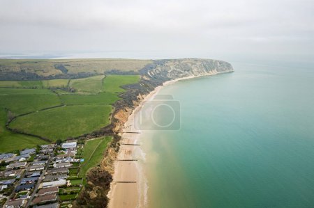 schöne Luftaufnahme der Old Harry Rocks Jurassic Coast, Swanage, Küstenstadt auf Dorset England, Winter