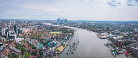 St Katharine Docks Marina, quartier résidentiel de luxe à Londres, Royaume-Uni, vue aérienne