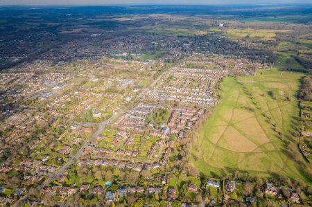 belle vue aérienne du quartier résidentiel de Guildford, ouest de Surrey, Angleterre, printemps extérieur