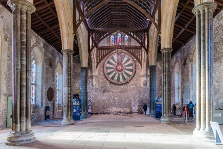 Foto de Mesa redonda en la pared, The Great Hall, Edificio histórico en Winchester, Inglaterra, Reino Unido - Imagen libre de derechos