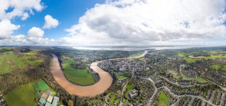 Increíble vista panorámica aérea de Chepstow, River Wye, Monmouthshire, Gales, Inglaterra, Reino Unido