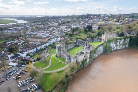 Schöne Luftaufnahme der Innenstadt von Chepstow und des Schlosses von Chepstow, Wales, Großbritannien, tagsüber