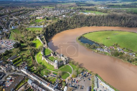 Schöne Luftaufnahme der Innenstadt von Chepstow und des Schlosses von Chepstow, Wales, Großbritannien, tagsüber