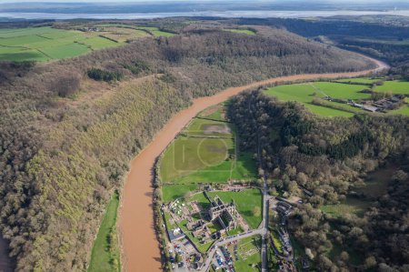 Tolles Luftpanorama von Tintern Abbey, River Wye und der nahe gelegenen Landschaft, Großbritannien
