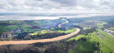 Increíble panorama aéreo de la Abadía de Tintern, River Wye y el paisaje cercano, Reino Unido
