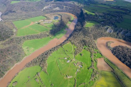 Superbe panorama aérien de l'abbaye de Tintern, de la rivière Wye et du paysage voisin, Royaume-Uni