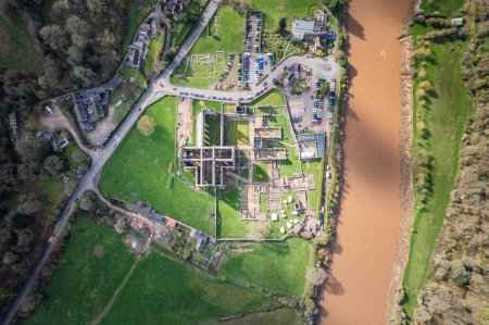 Increíble vista aérea de arriba hacia abajo de la Abadía de Tintern, el río Wye y el paisaje cercano. Reino Unido