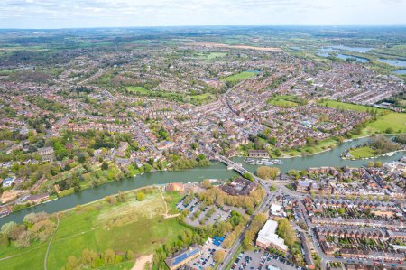Téléchargez les photos : Journée ensoleillée à Caversham, Downtown Reading, Berkshire, Sud de l'Angleterre. belle vue aérienne, printemps - en image libre de droit
