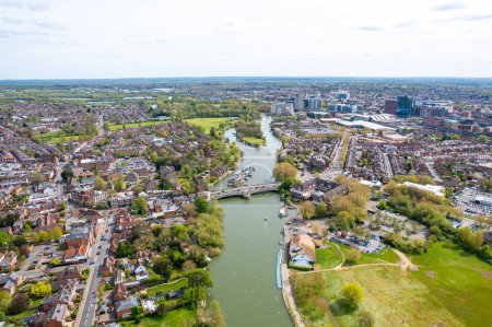 Téléchargez les photos : Journée ensoleillée à Caversham, Downtown Reading, Berkshire, Sud de l'Angleterre. belle vue aérienne, printemps - en image libre de droit