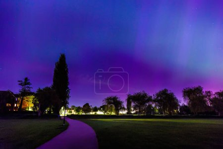 Téléchargez les photos : L'événement astronomique insolite, Aurora Northern Light dans le centre-ville de Caversham, Reading, Berkshire, Angleterre, été 2024 - en image libre de droit