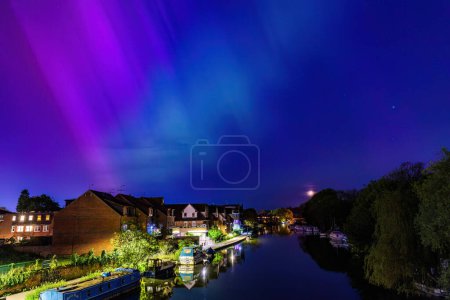 Téléchargez les photos : L'événement astronomique insolite, Aurora Northern Light dans le centre-ville de Caversham, Reading, Berkshire, Angleterre, été 2024 - en image libre de droit