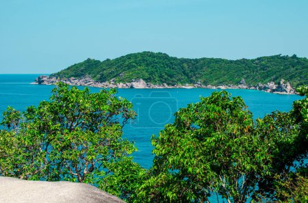 Foto de Islas tropicales de agua de mar azul océano y playa de arena blanca en islas Similan con famoso Sail Rock, Phang Nga Tailandia paisaje natural. Foto de alta calidad - Imagen libre de derechos