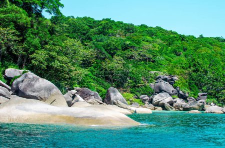 Foto de Islas tropicales de agua de mar azul océano y playa de arena blanca en islas Similan con famoso Sail Rock, Phang Nga Tailandia paisaje natural. Foto de alta calidad - Imagen libre de derechos