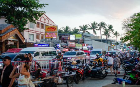 Téléchargez les photos : Patong est un quartier animé de Phuket. - en image libre de droit