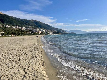 Paisaje de verano de la ciudad de Vlore. Hermoso paisaje marino del mar Adriático, Albania. Concepto vacaciones de verano