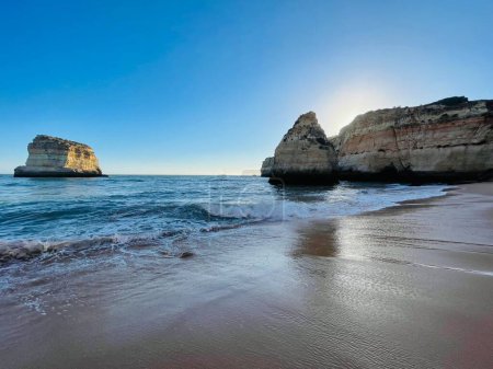 Schöne Meereslandschaft mit Strand, Klippen und Meer. Ferragudo, Algarve, Portugal. Reiseziel. 