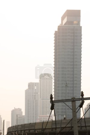 Téléchargez les photos : Paysage urbain et Skyline de Bangkok le jour de la pollution des P2,5 au-dessus du niveau dangereux. - en image libre de droit