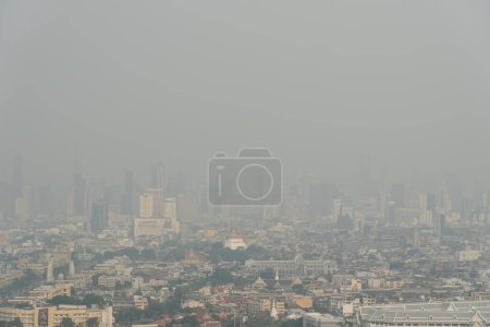 Stadtbild und Skyline von Bangkok und Chao Phraya am Tag der Feinstaubbelastung über gefährlichem Niveau.