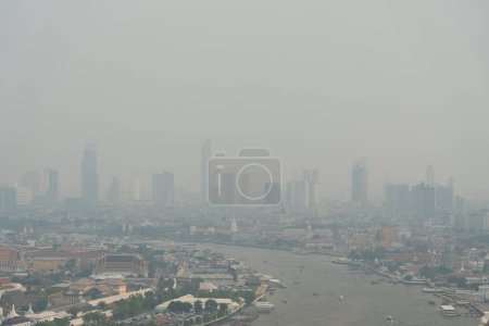 Téléchargez les photos : Paysage urbain et Skyline de Bangkok et de la rivière Chao Phraya le jour de la pollution des P2,5 au-dessus du niveau dangereux. - en image libre de droit