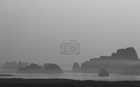 Foto de Color blanco y negro de la imagen de Phang Nga Bay forma Samed Nangche Mirador - Imagen libre de derechos
