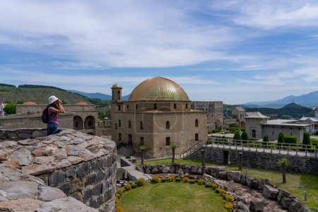 Foto de Viajero y bloqueador usando la cámara para tomar fotos dentro del castillo de Rabati Georgia en verano - Imagen libre de derechos