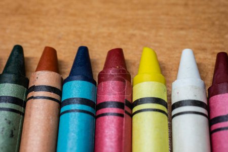Téléchargez les photos : Colored pencils of different colors on the desk - en image libre de droit