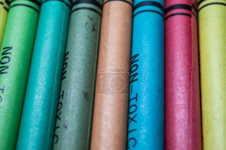 Téléchargez les photos : Colored pencils of different colors on the desk - en image libre de droit