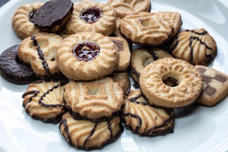 Foto de Colorida mezcla de galletas con chocolate y mermelada - Imagen libre de derechos